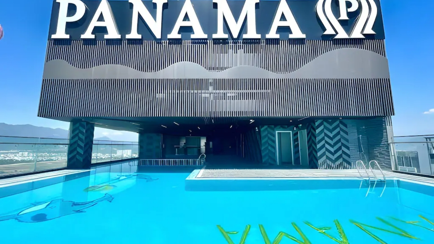 Una spettacolare piscina situata proprio sulla terrazza panoramica