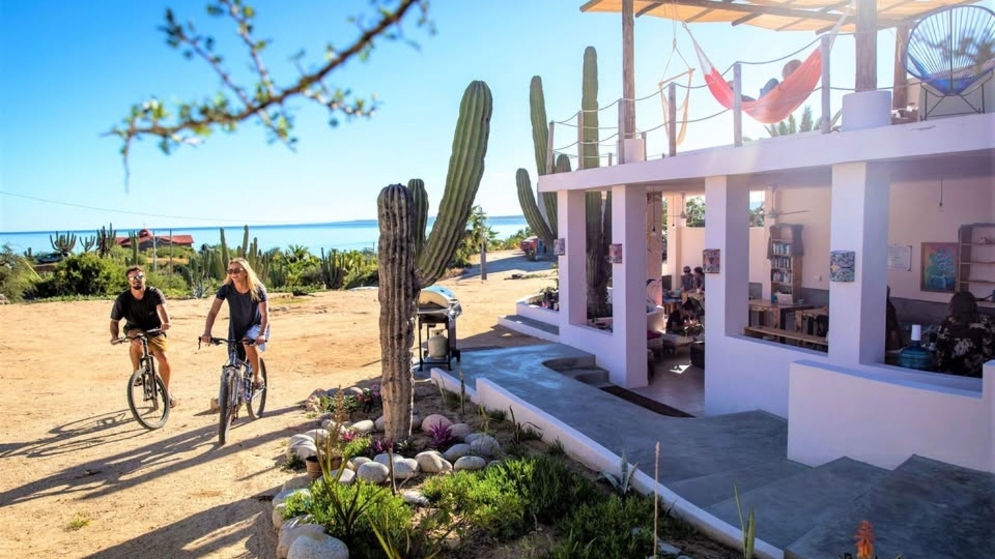 I turisti possono andare in bicicletta all'interno del resort 