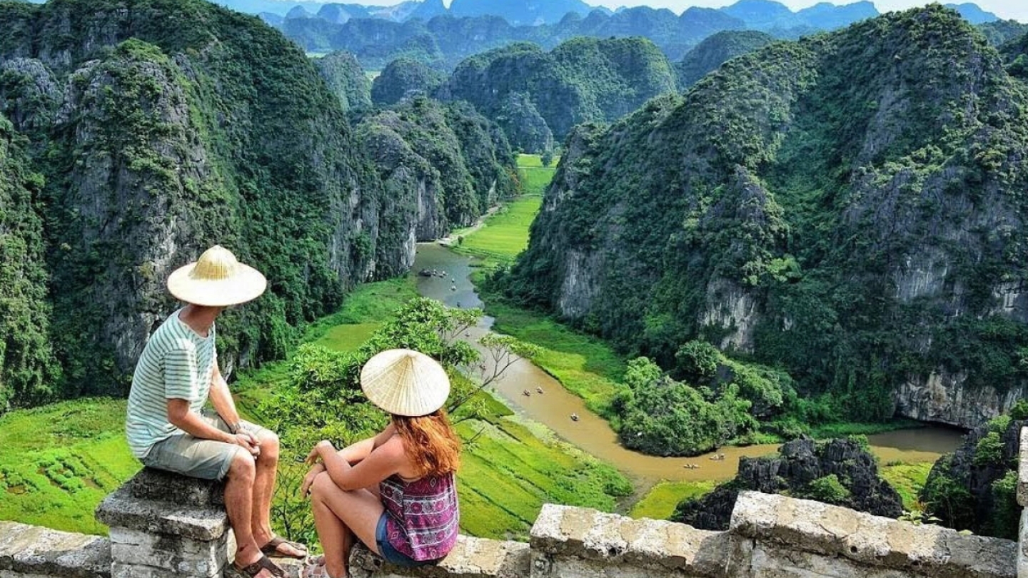 Ammirate la vista spettacolare dalla grotta di Mua a Ninh Binh
