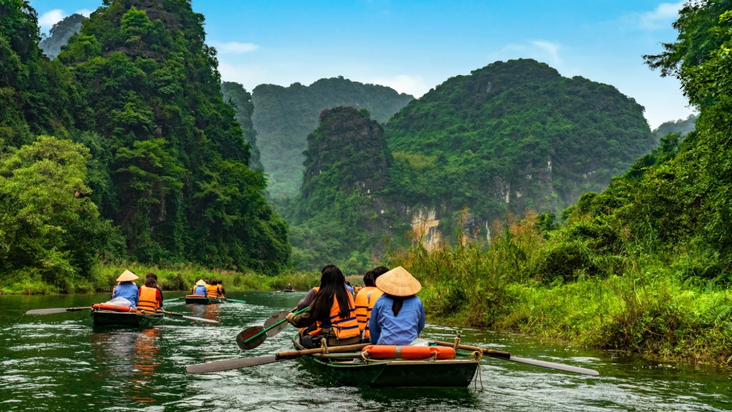 Esplora la bellezza di Ninh Binh a sampan