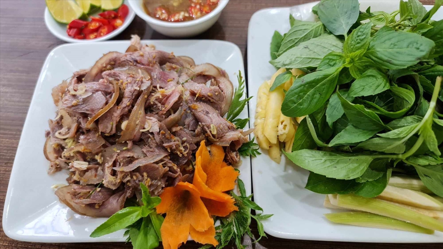 Mangiare carne a Ninh Binh il carne di capra di montagna
