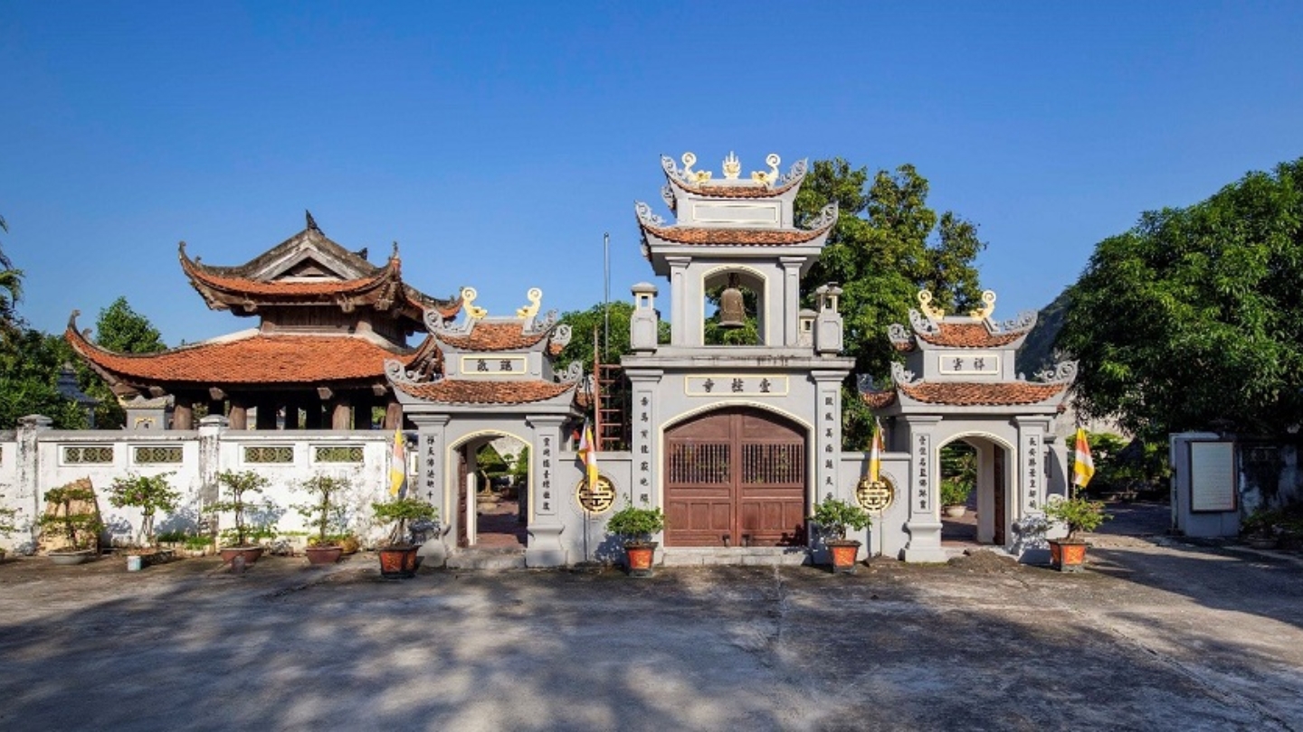 Pagoda Nhat Tru a Ninh Binh Vietnam 