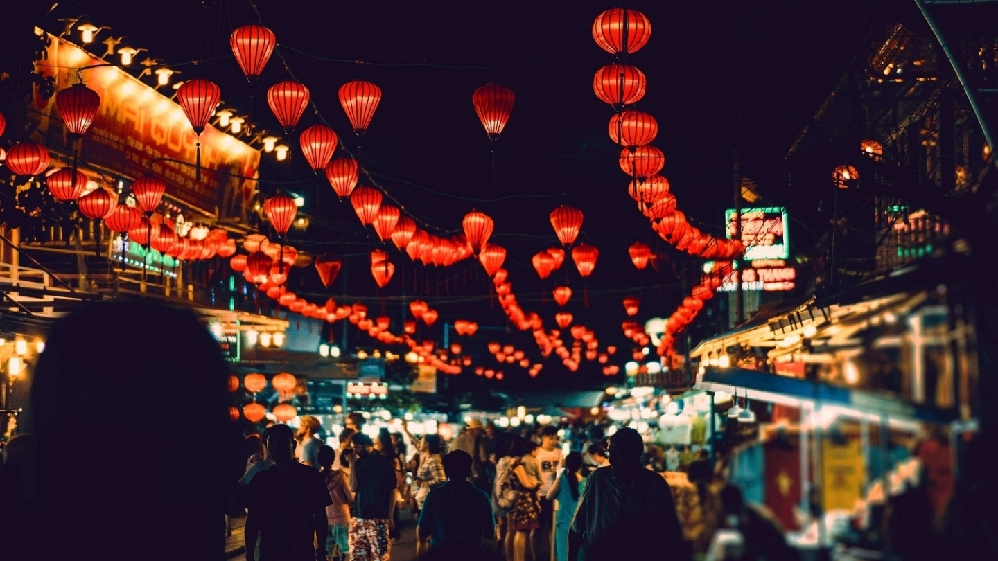 Esplorare mercato notturno per vivere a fondo la cultura vietnamita 