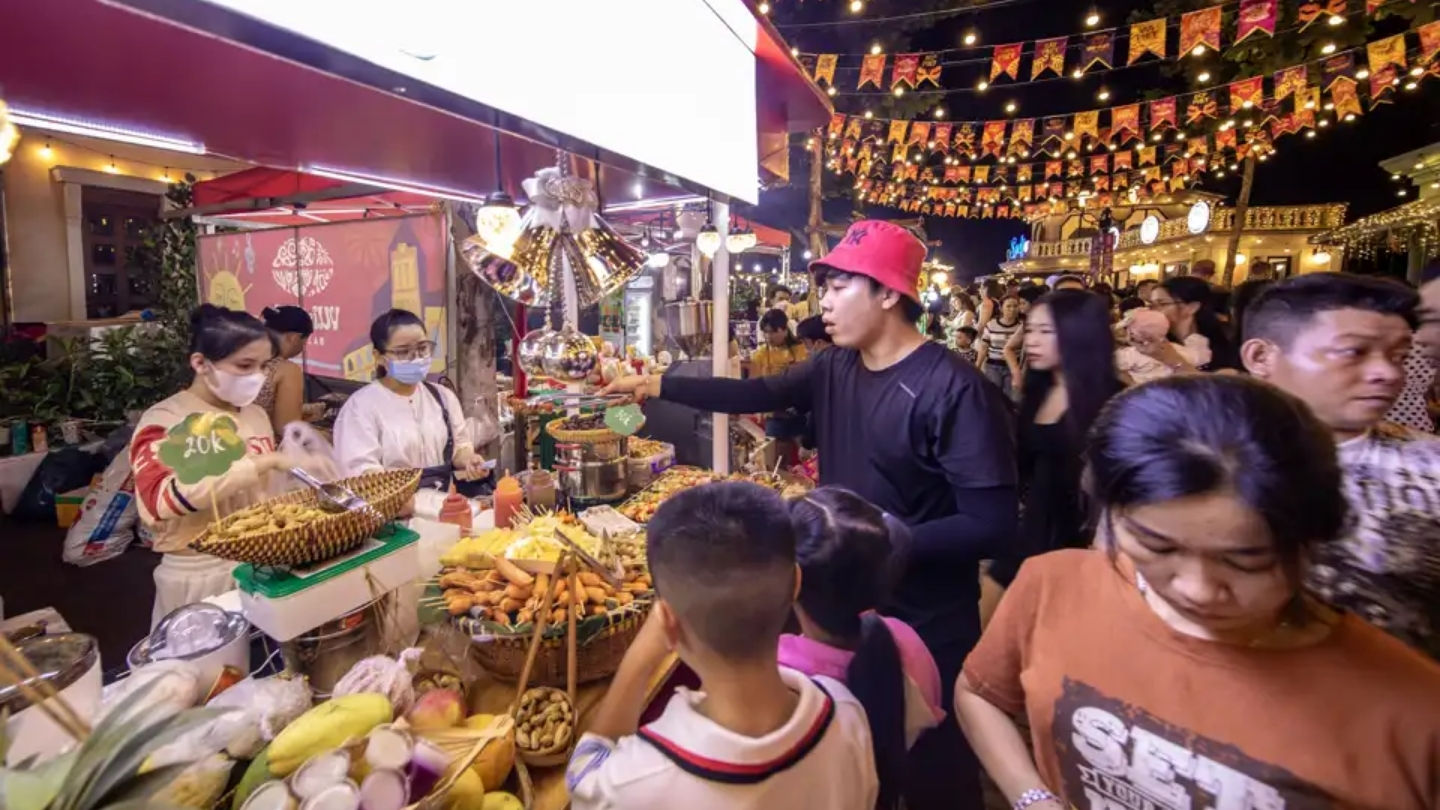 Gusta tutta la gastronomia vietnamita al mercato notturno 