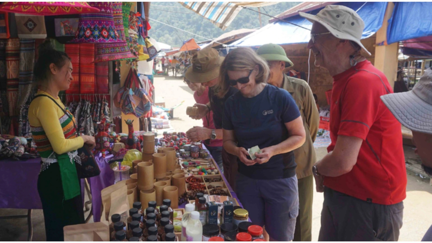 Fare la spesa al mercato locale in Pu Luong