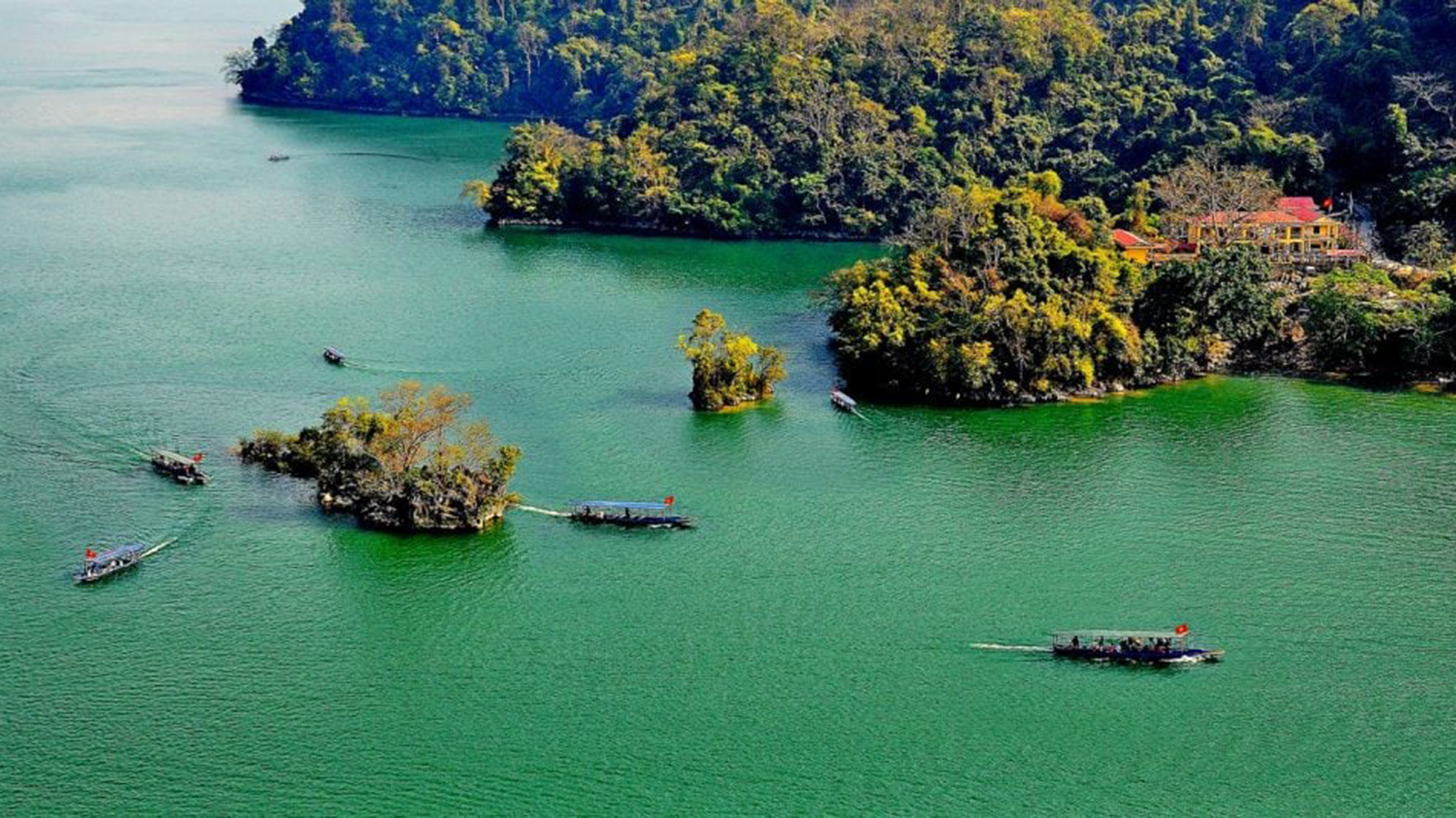 Il lago di Ba Be in una splendida giornata di sole
