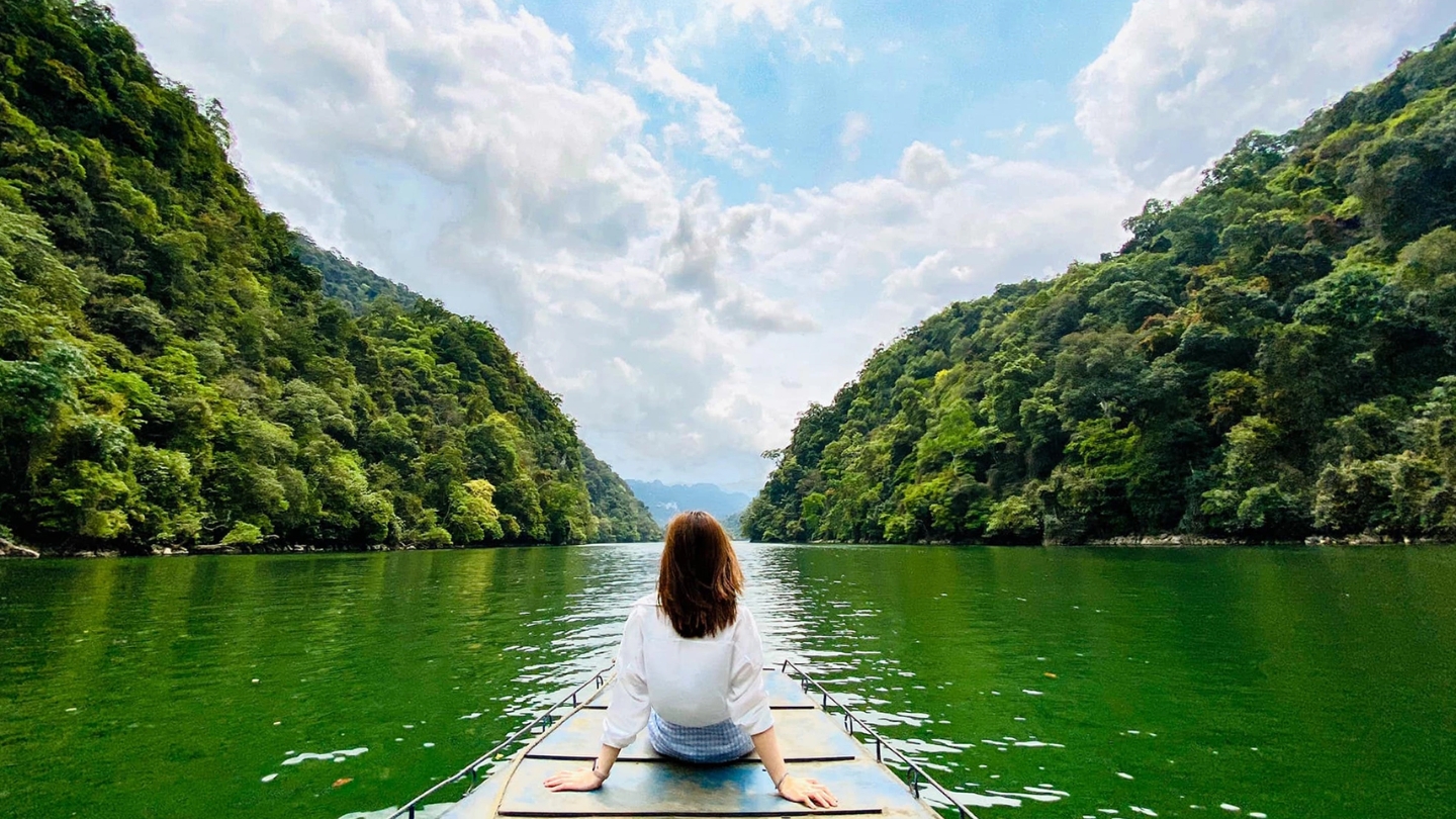 Fare un giro in barca sul lago Ba Be