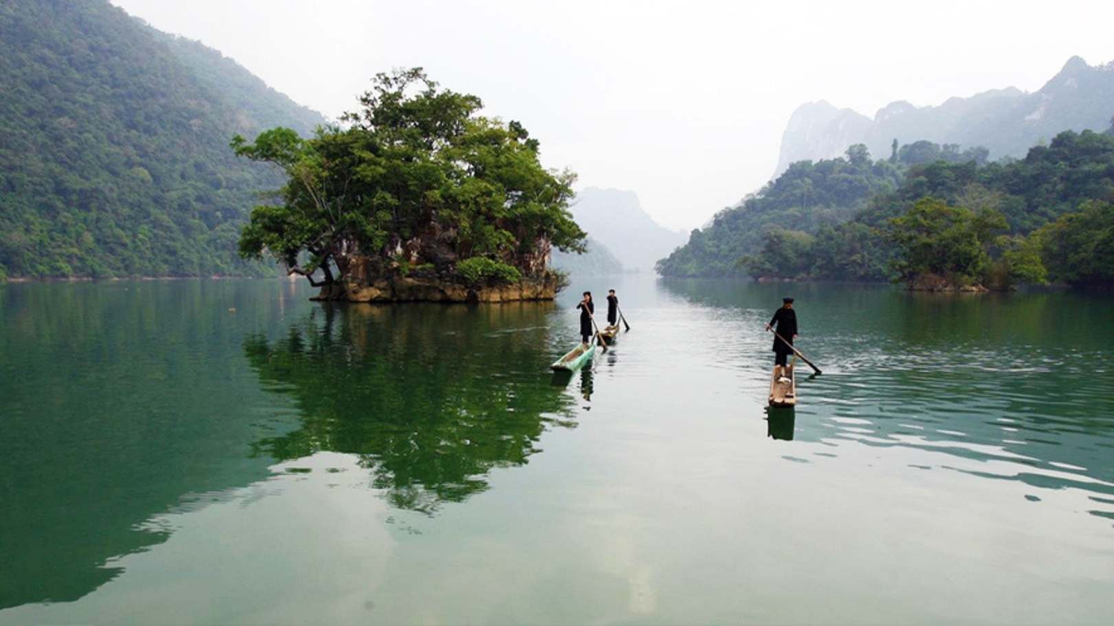 Splendido paesaggio naturale del lago di Ba Be