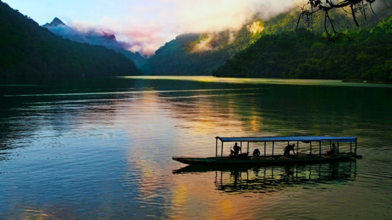 Atmosfera magica e rilassante del lago Ba Be