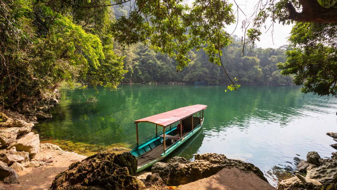 Acque verdi e natura selvaggia di Ba Be