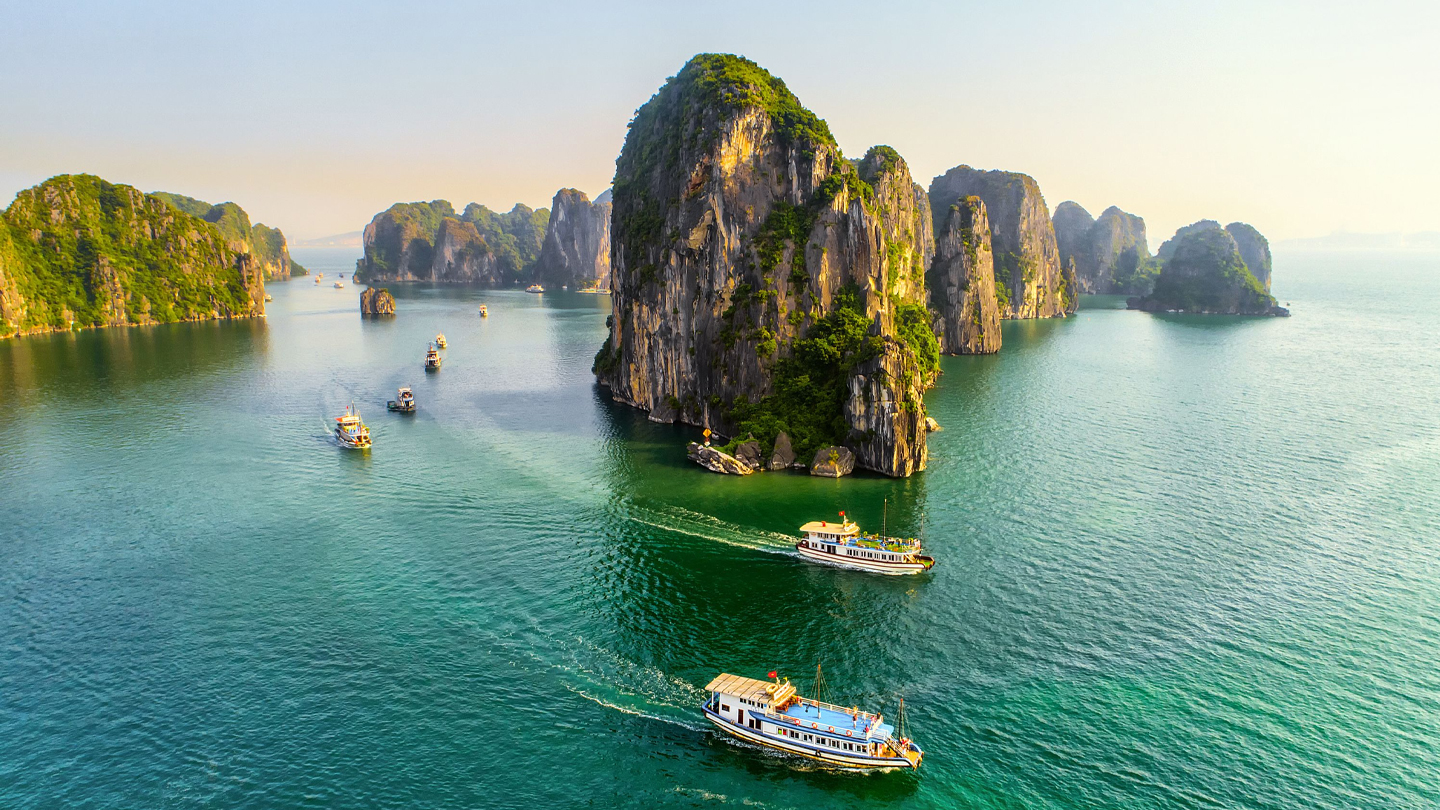 Crociera nella Baia di Ha Long con formazioni carsiche - Tour Vietnam e Cambogia