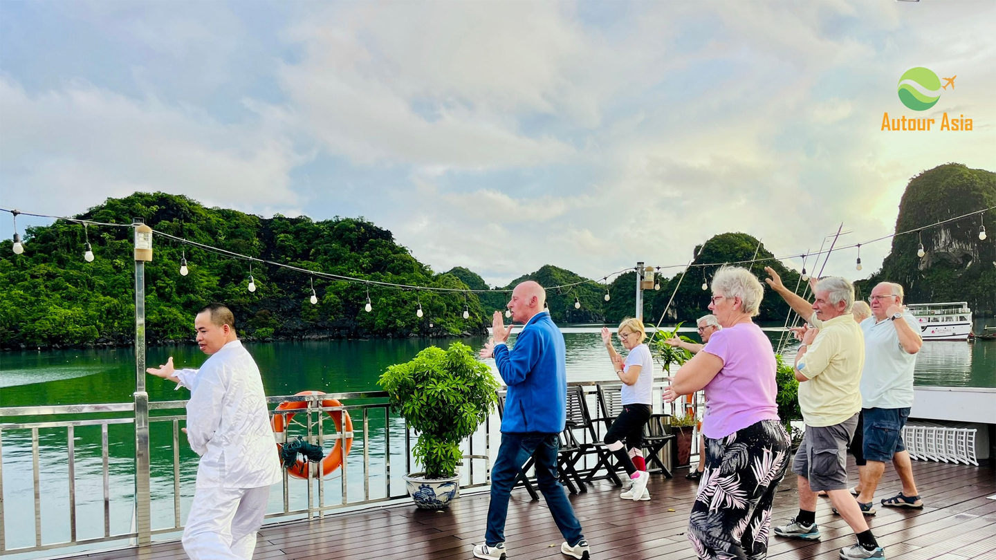 Il Taichi all’alba è una delle attività più affascinanti della baia di Ha Long