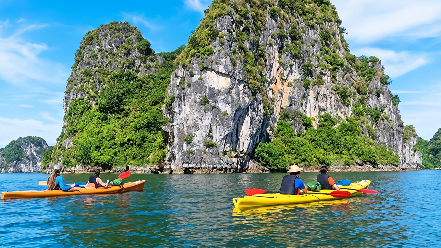 Kayak nelle grotte e lagune