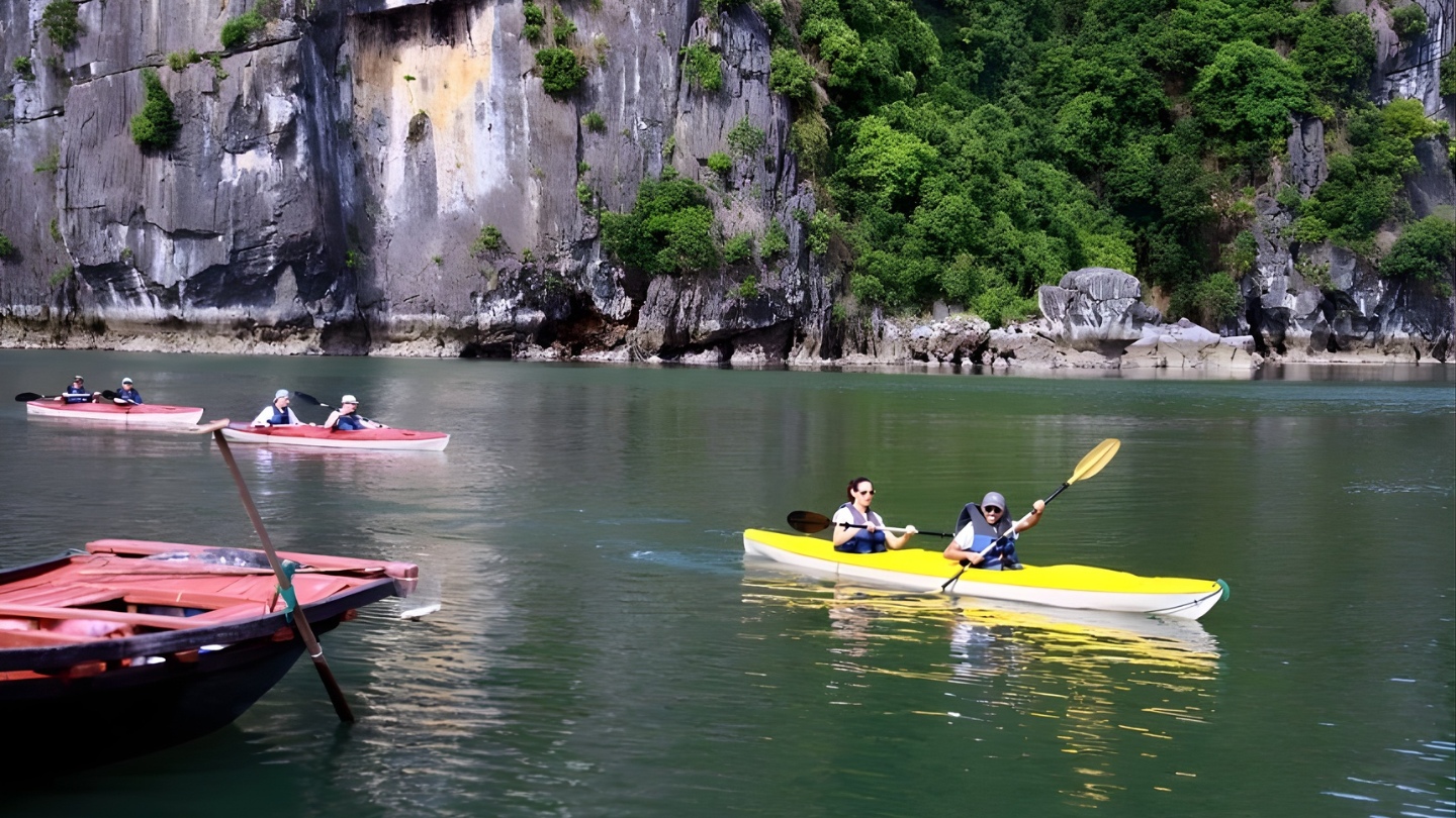 Esperienza di kayak nella Baia di Ha Long