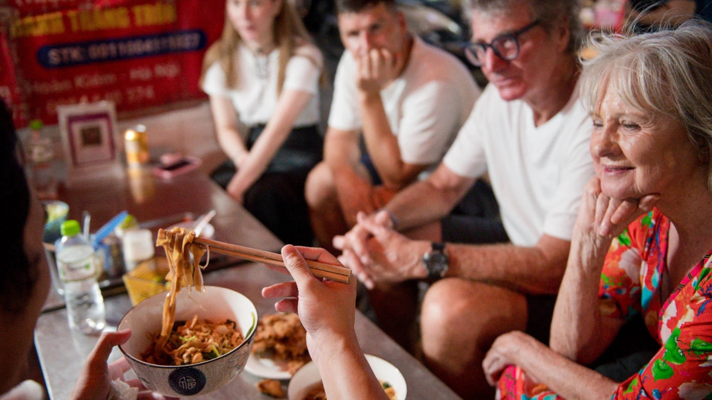 I turisti degustano la cucina ad Hanoi