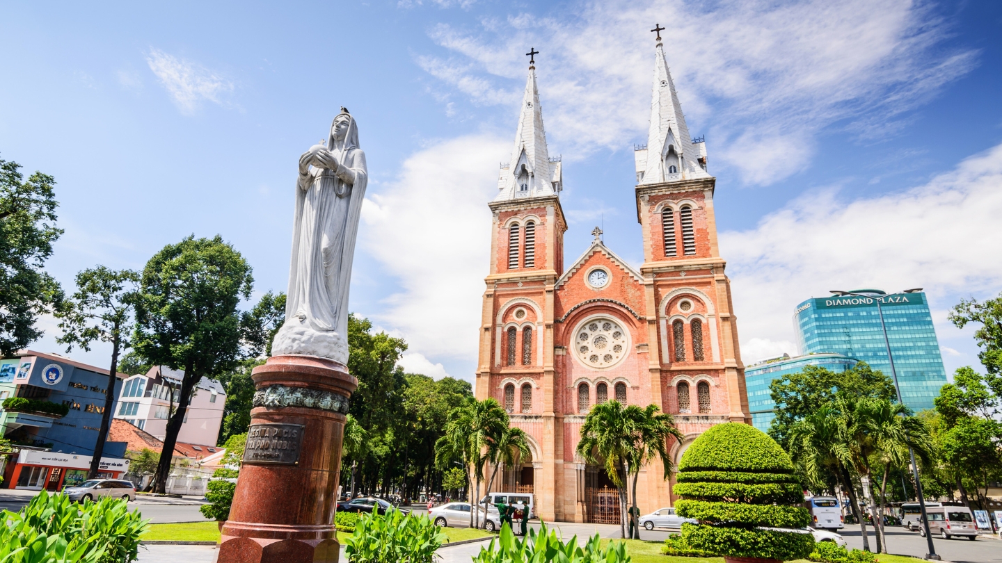 Cattedrale di Notre Dame in un itinerario economico di 10 giorni in Vietnam