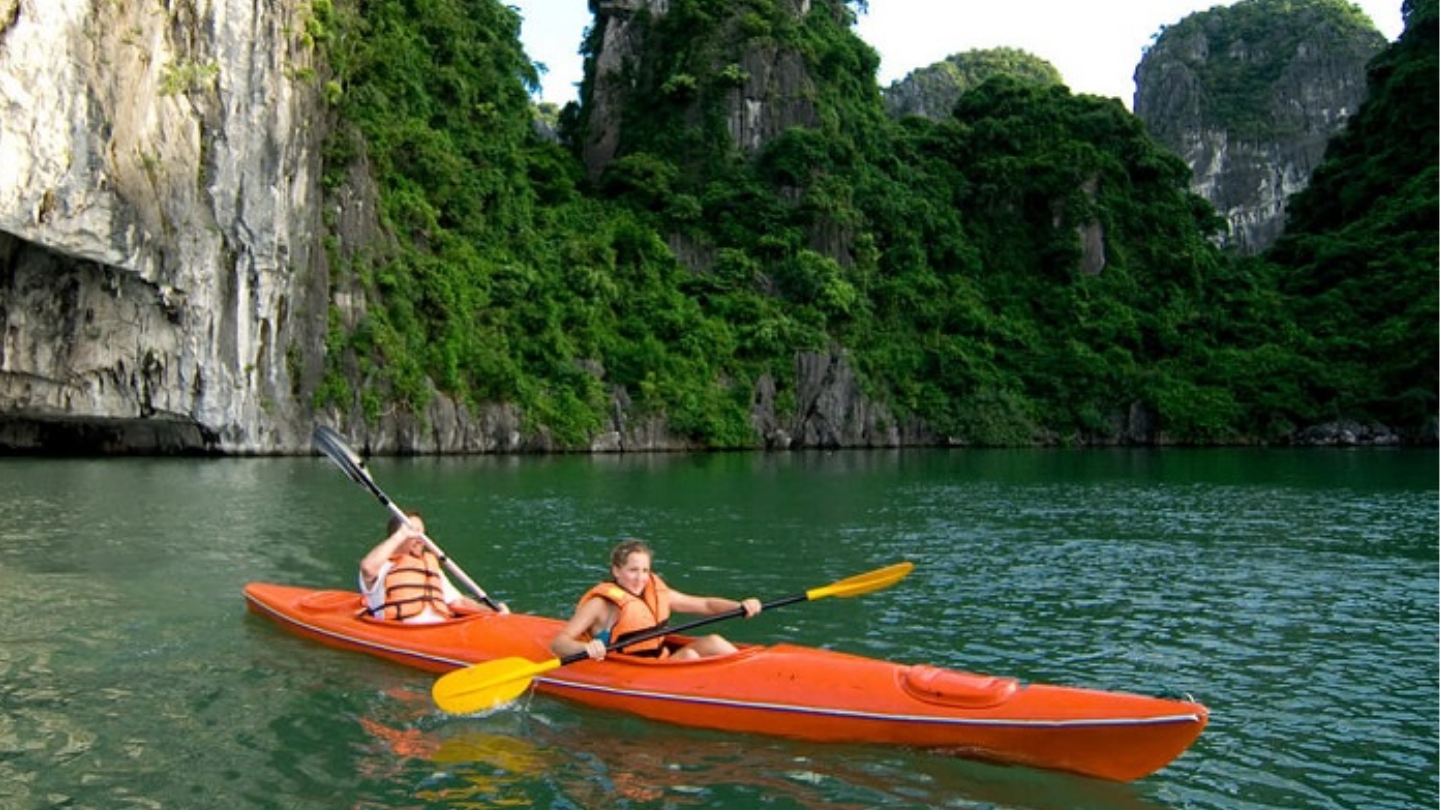Kayak nella Baia di Ha Long
