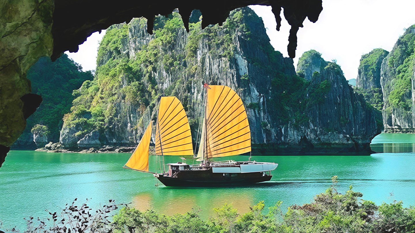Concediti un momento di relax nella splendida Baia di Ha Long.