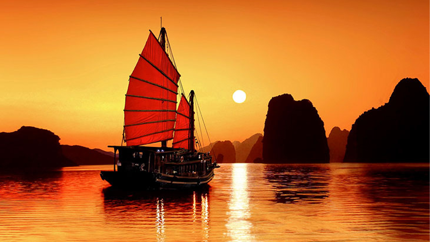 La bellezza del tramonto nella Baia di Hạ Long