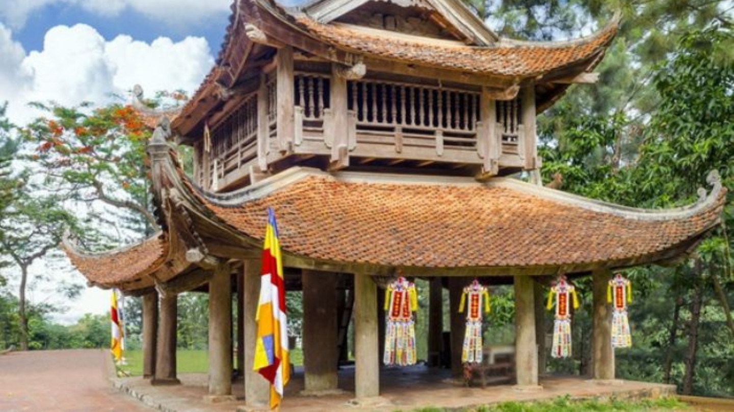 Antico tempio tradizionale immerso nella natura vietnamita