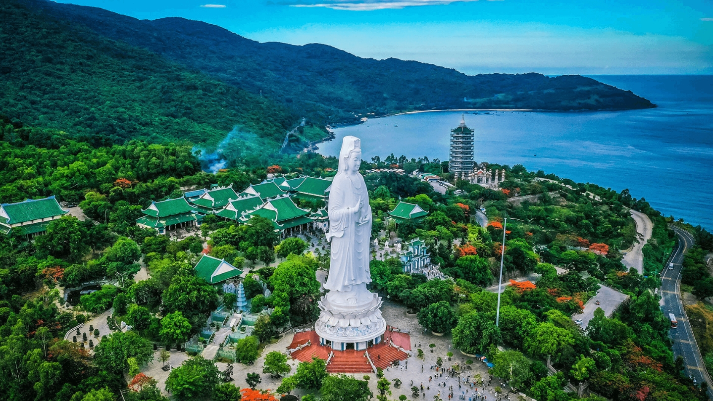 Cosa fare nel Vietnam centrale? Visitate la pagoda di Linh Ung.