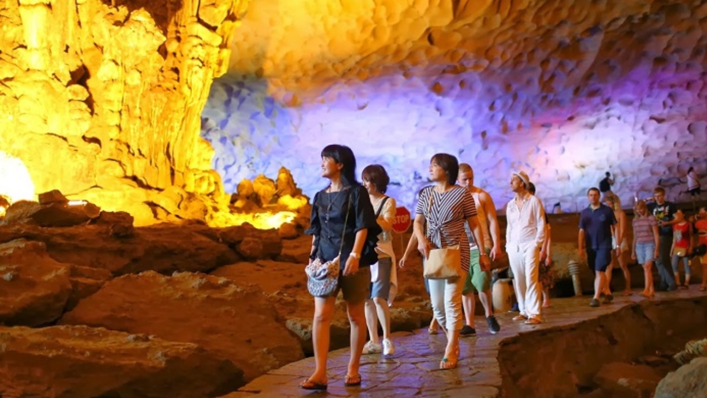 Esplorare la Grotta Sung Sot