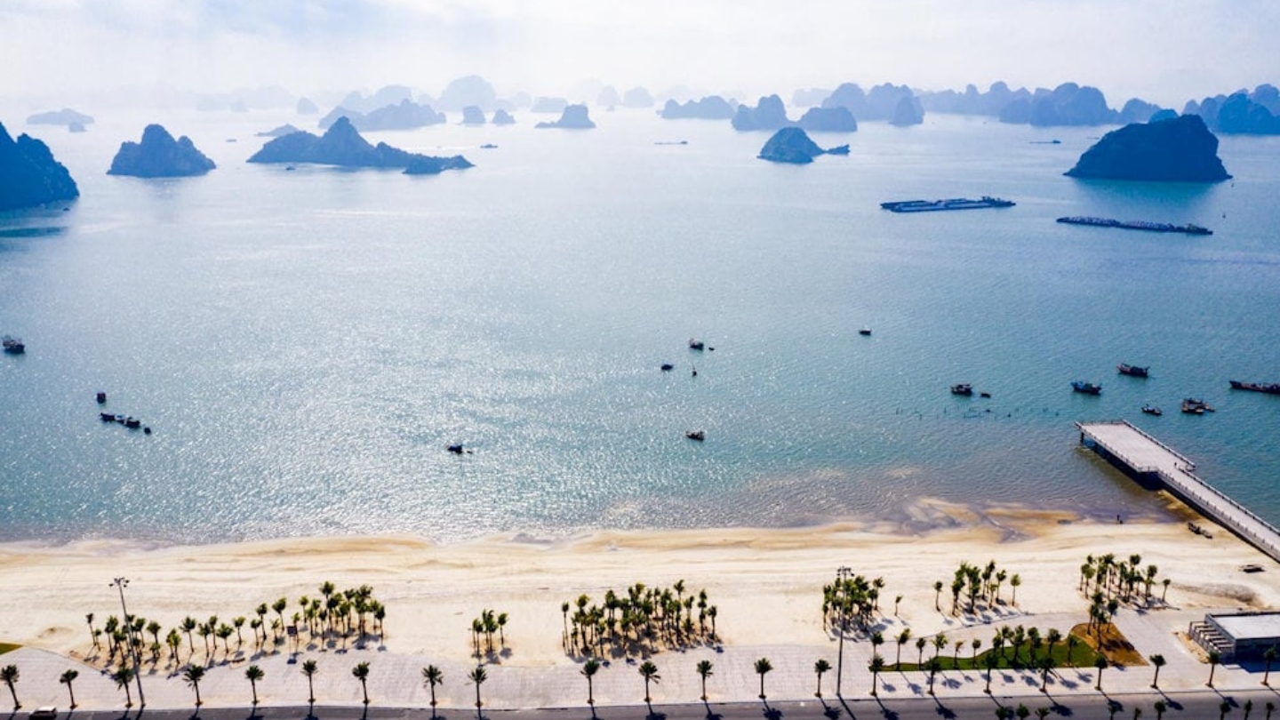 Spiaggia di Bai Chay in Quang Ninh Vietnam