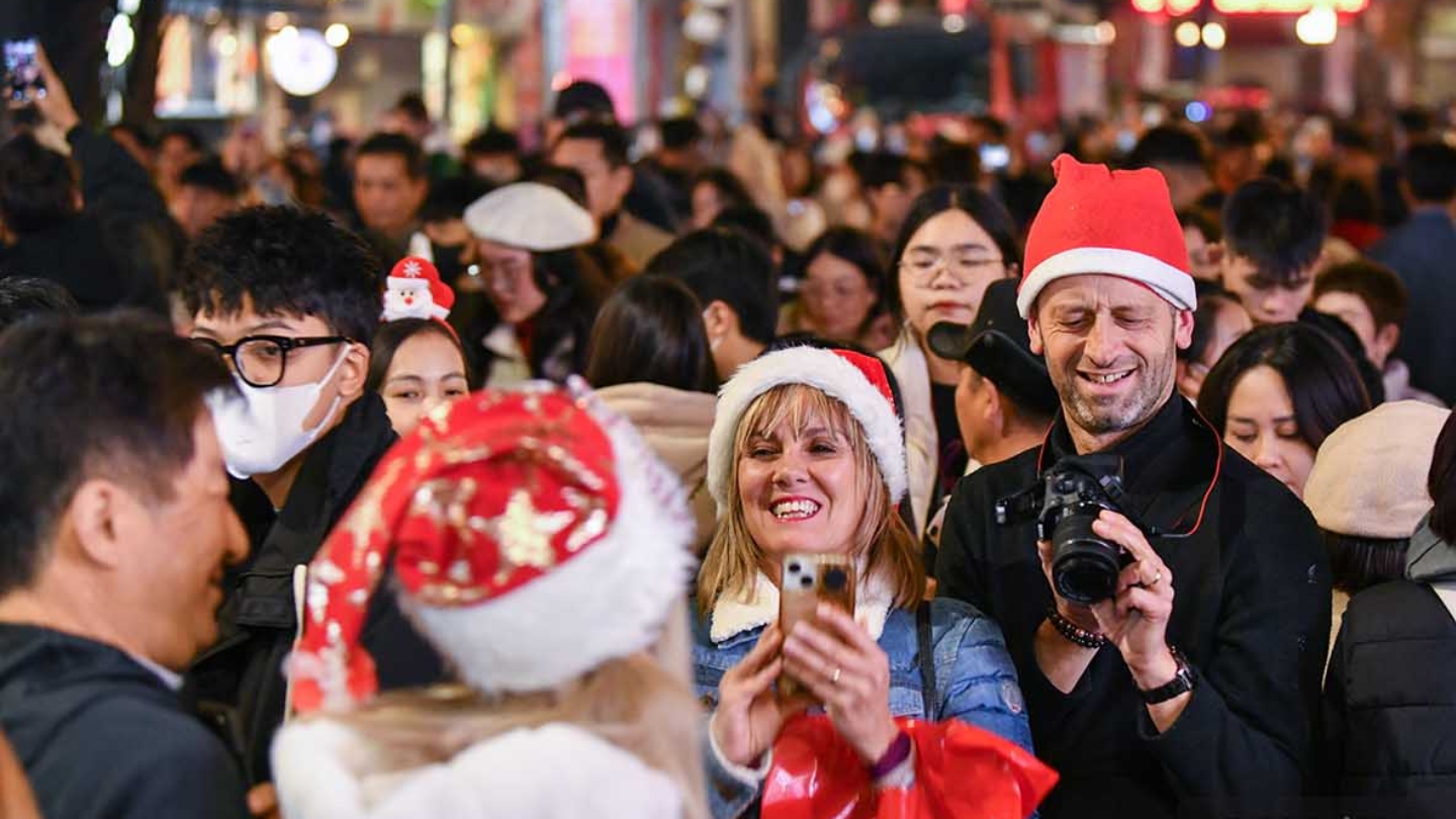 I turisti festeggiano il Natale ad Hanoi, in Vietnam