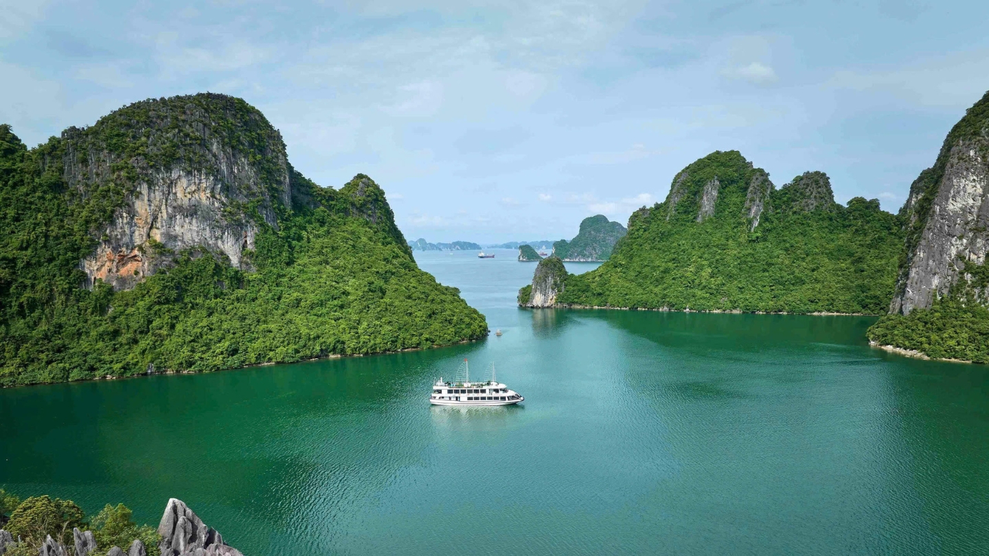 Crociera panoramica nella magnifica baia di Ha Long