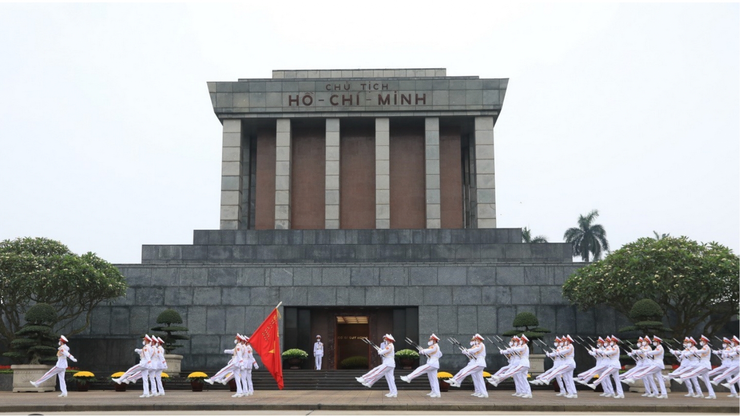 Il Mausoleo di Ho Chi Minh, prima tappa del nostro tour di 21 giorni in Indocina