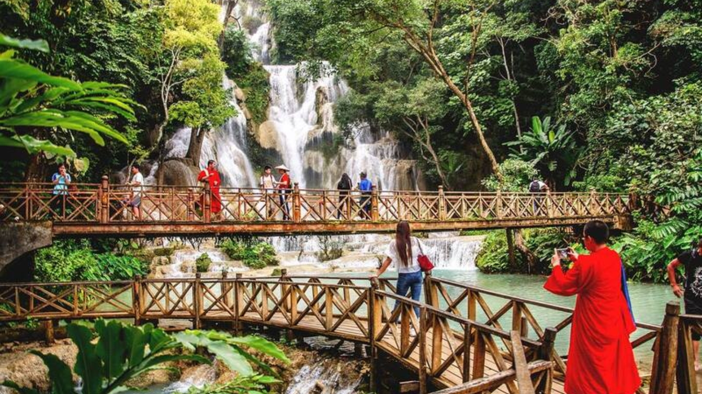 Rilassati e goditi le cascate di Kuang Si