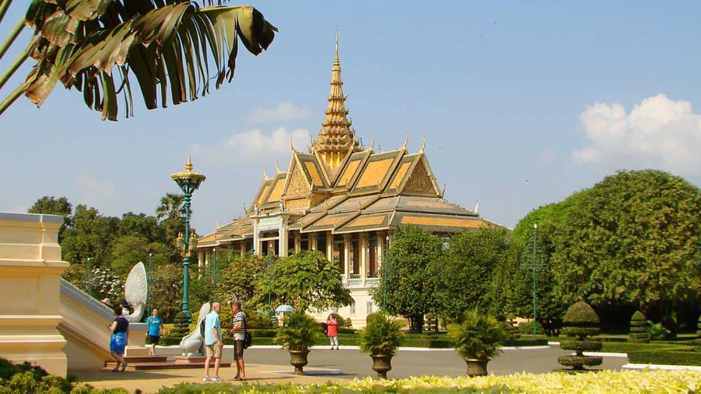 Fai un viaggio combinato in Vietnam Laos Cambogia ed esplora Phnom Penh.