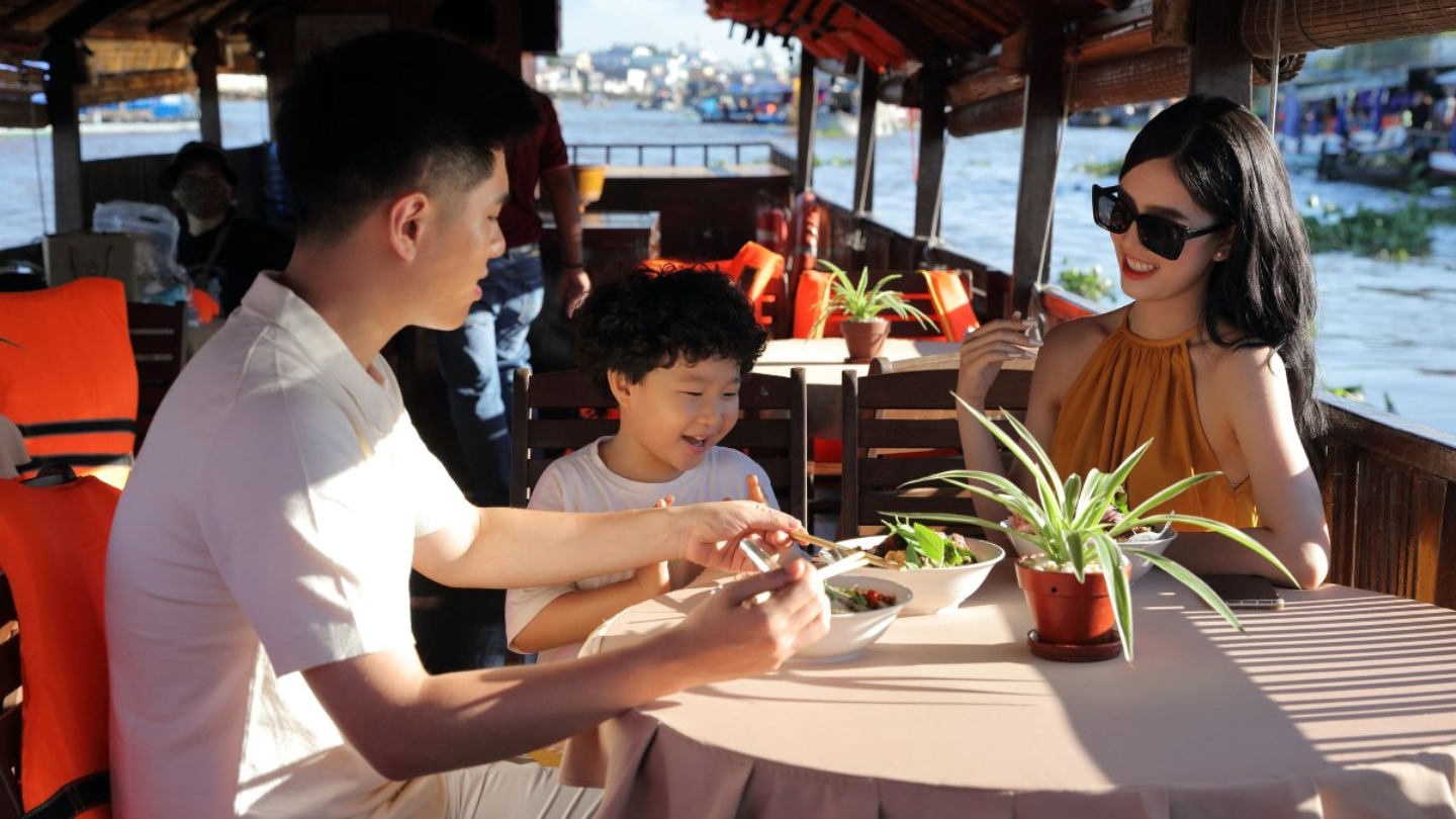 Vivi l'esperienza di un tour panoramico del Mekong in barca