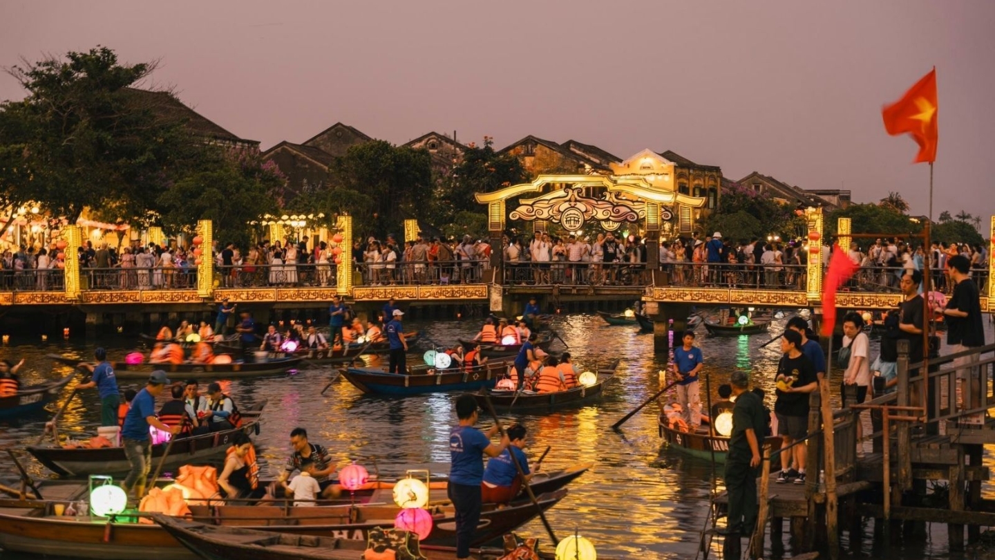 Scopri l'incantevole bellezza di Hoi An di notte.