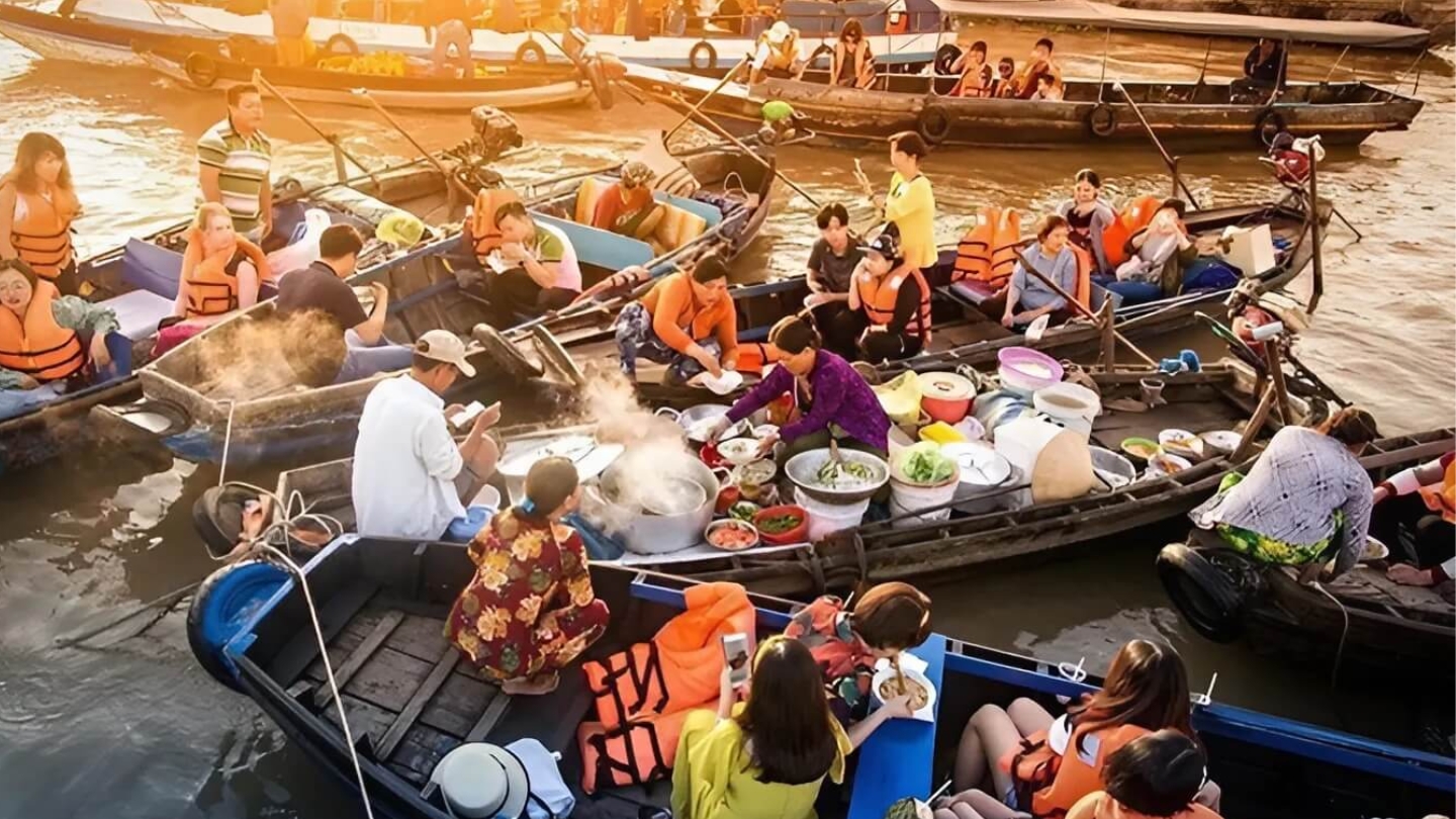 Visita delta del Mekong in itinerario Vietnam Laos 14 giorni