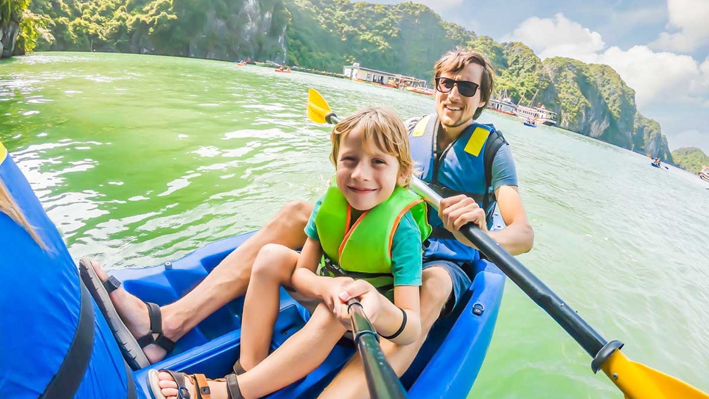 Kayak nella baia di Halong