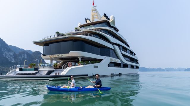 Kayak nella baia di Halong