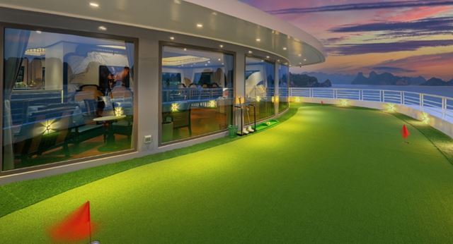 Campo da minigolf in barca
