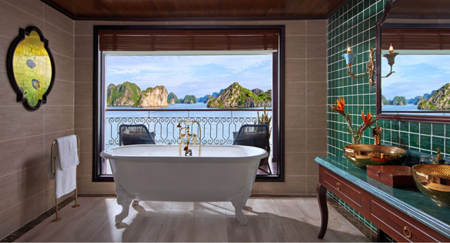 Bagno moderno con vista sulloceano