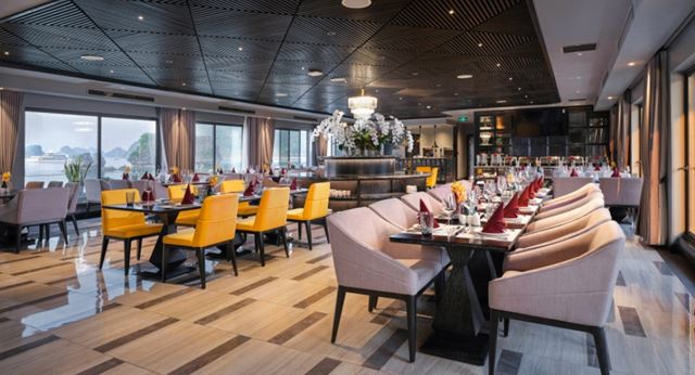 Elegante sala da pranzo sulla barca
