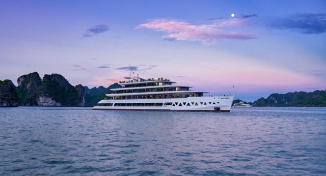 Nave da crociera Elite Of The Seas attraverso la baia di Lan Ha