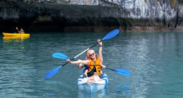 Kayak nella baia di Halong