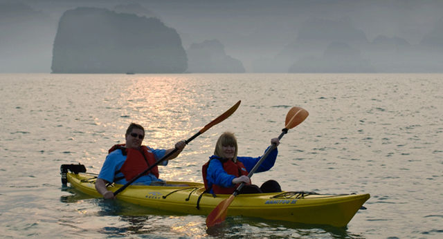 Kayak nella baia di Halong