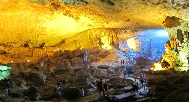 Vista colorata dalla grotta di Thien Canh Son