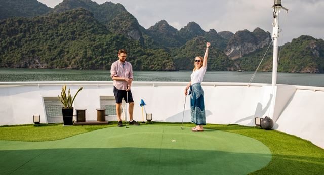 Giocare a minigolf sulla terrazza solarium