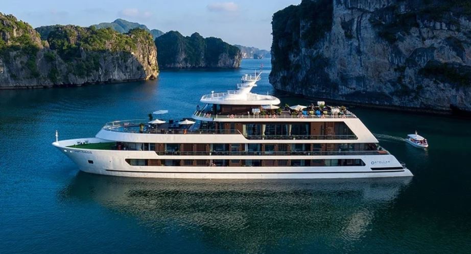 Nave da crociera Stellar Of The Seas attraverso la baia di Lan Ha