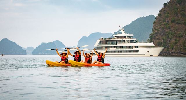 Kayak nella baia di Lan Ha