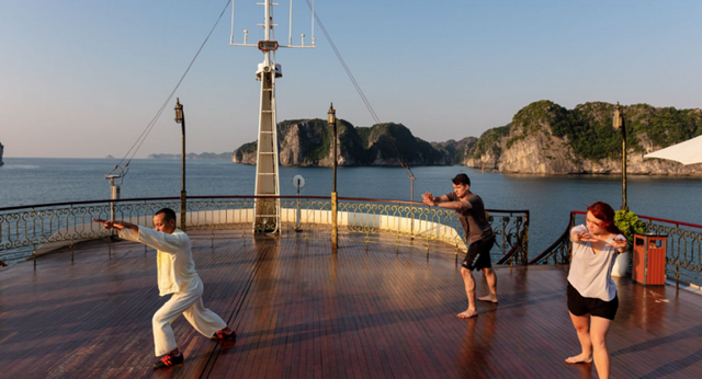 Lezione di Tai Chi sul ponte prendisole