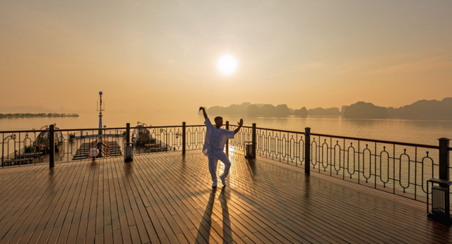 Taichi sul ponte prendisole della crociera