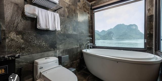 Bagno con vista sulloceano
